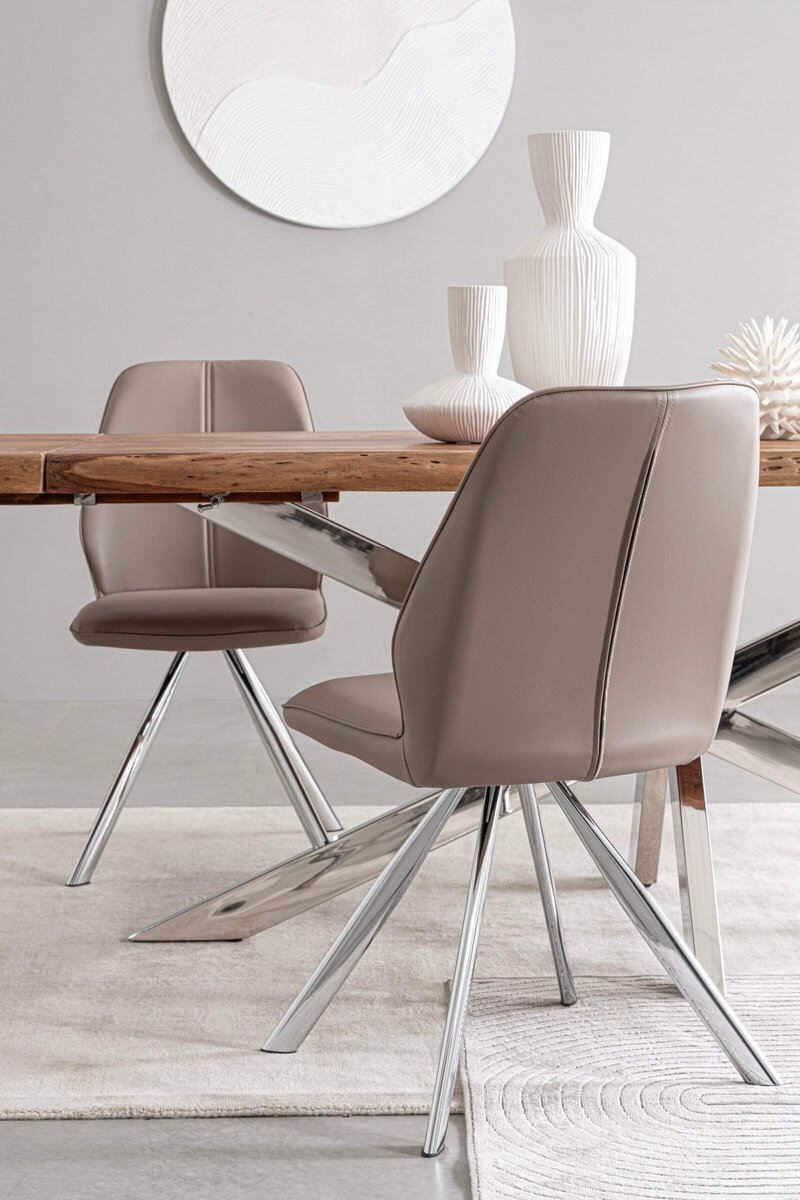 Sedie eleganti in pelle beige con gambe in metallo per zona pranzo moderna.