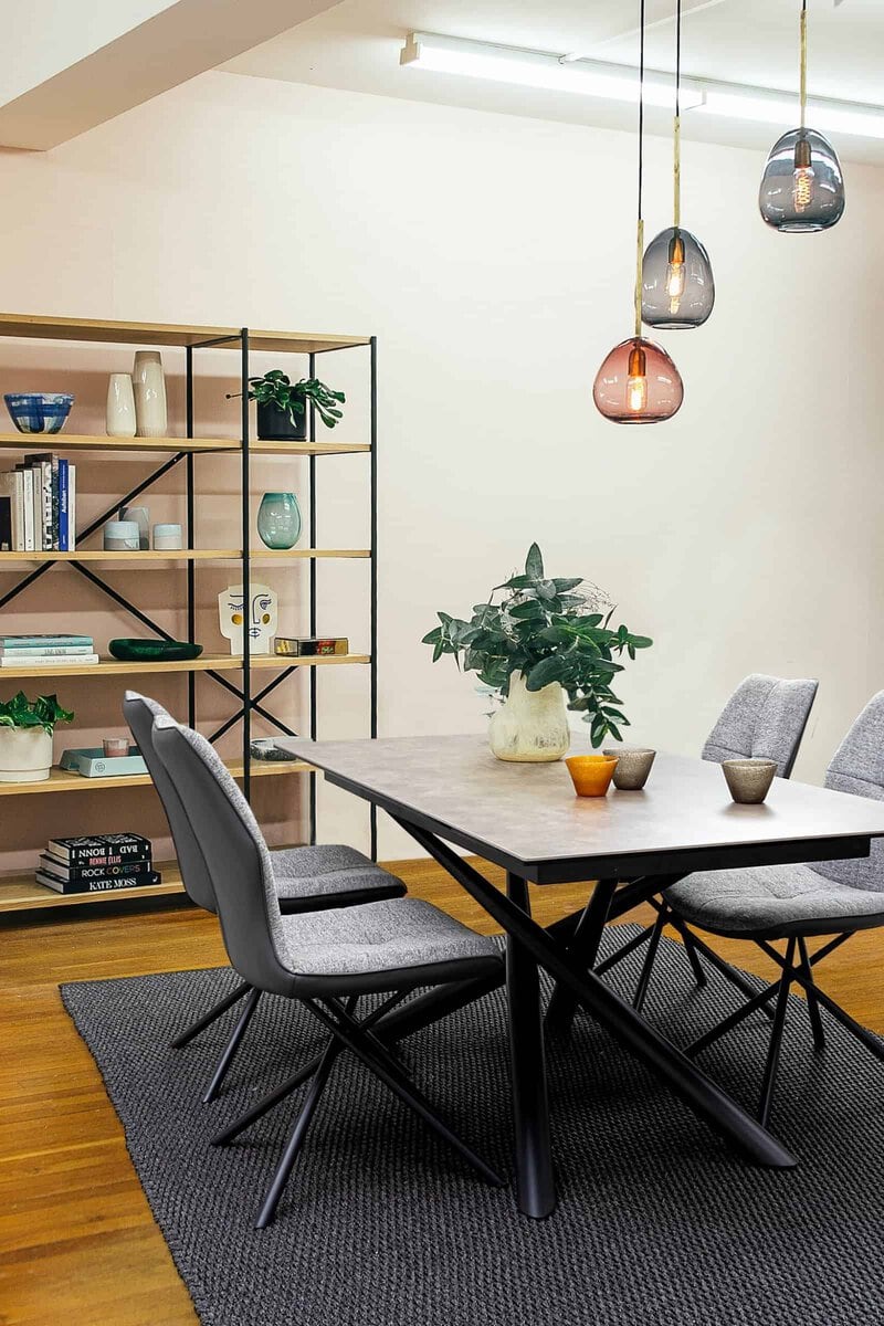 Illuminazione sospesa moderna, sala da pranzo elegante, lampade artistiche, ambienti interni design.