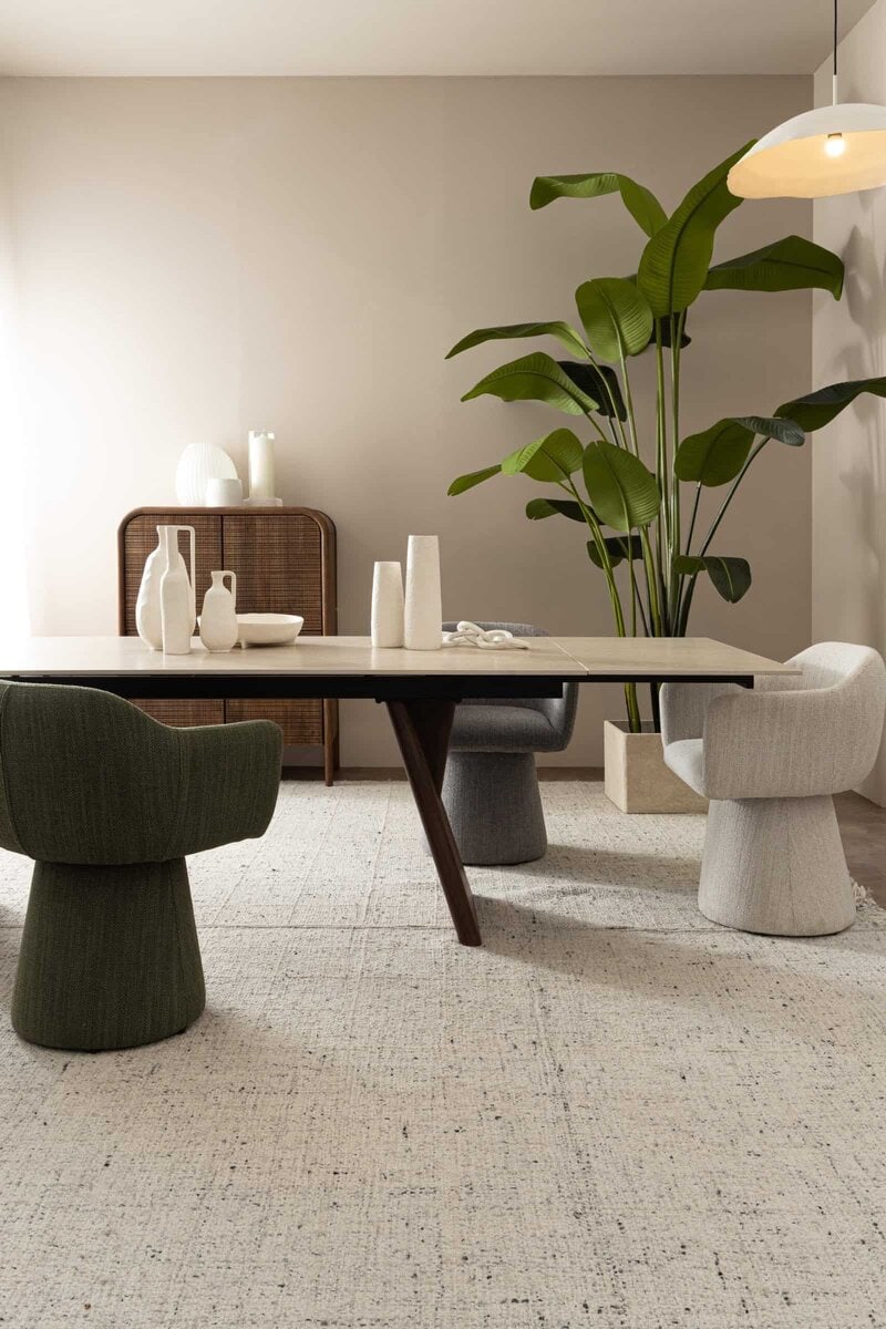Sedia e tavolo di design con elementi naturali in ambiente raffinato.