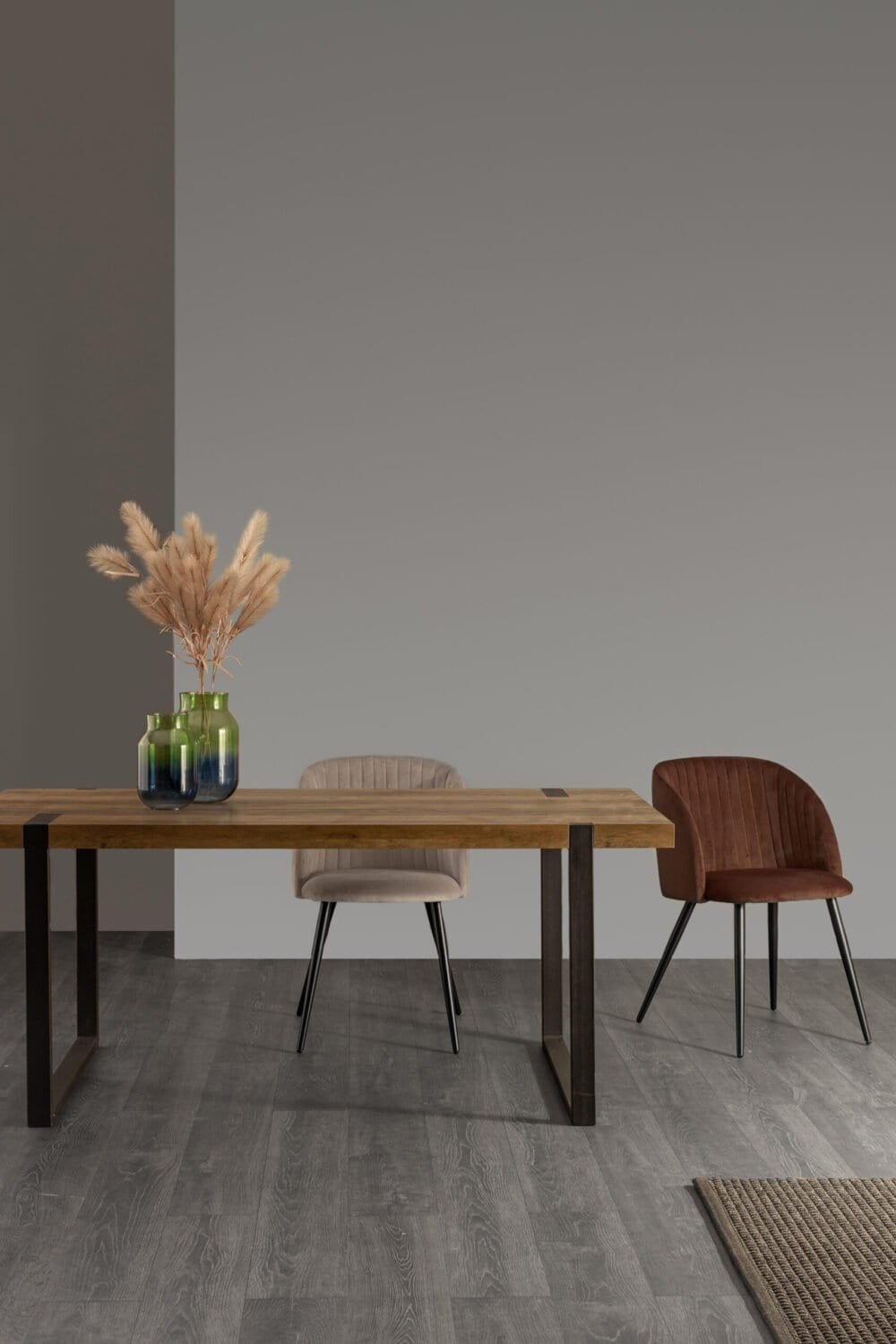 Vaso con fiori secchi su tavolo in legno, ambiente elegante e minimalista, decorazione moderna e di tendenza.