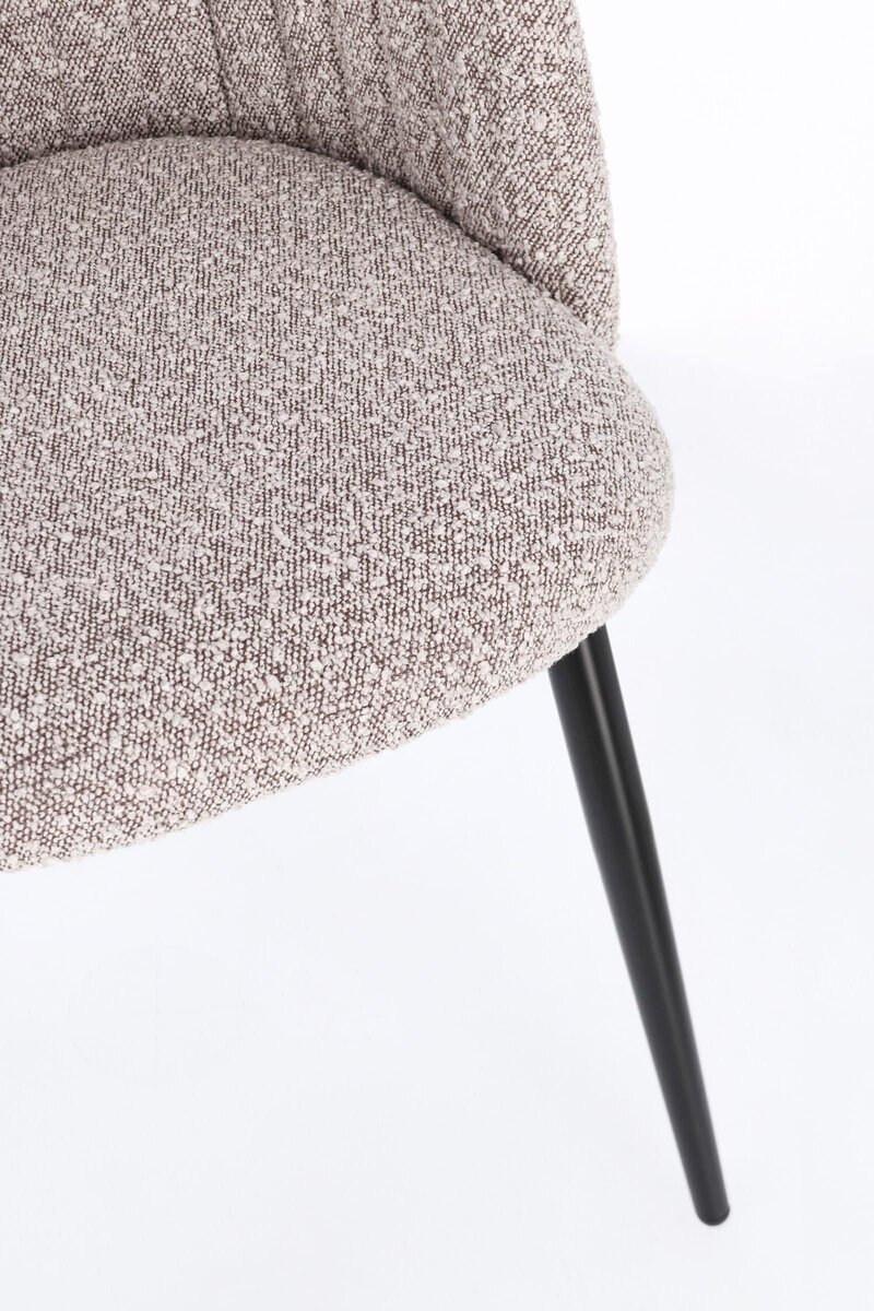 Sedia con imbottitura confortevole, design elegante, perfetta per interni eleganti.
