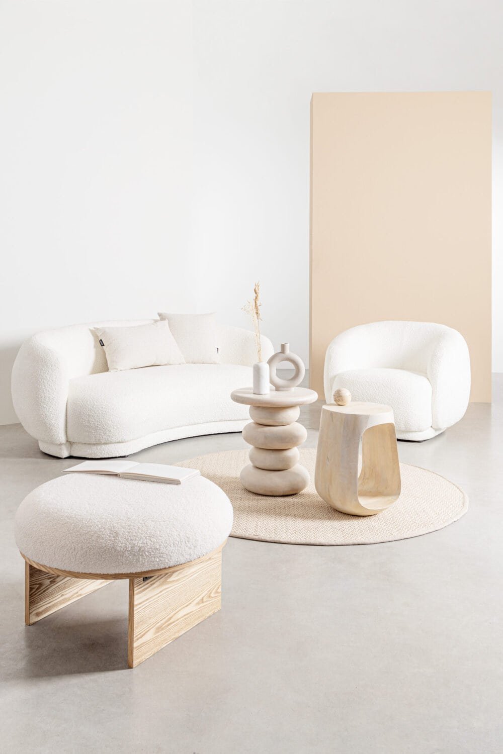 Arredamento moderno con divano, poltrona e tavoli in stile scandinavo.