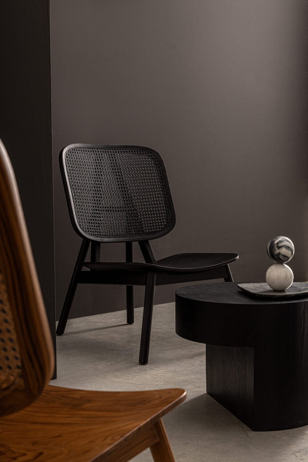 Sedia di design nero con schienale traforato, stile moderno e sofisticato. Perfetta per interni di tendenza.
