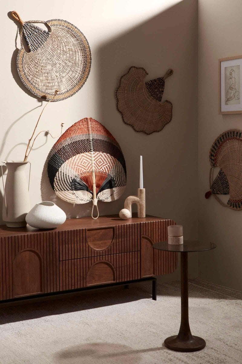 Immagine di cesti in vimini decorativi appesi e su mobile, arredo casa boho chic.