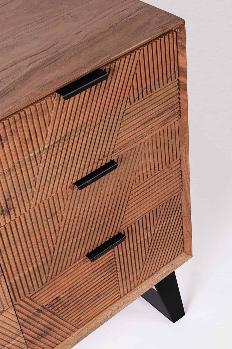 Ascura di mobili in legno con finiture artigianali, funzionale e di stile.