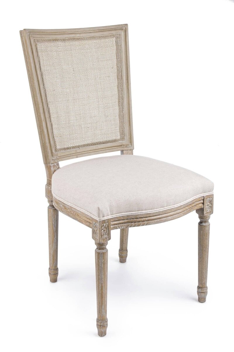 Sedia elegante in legno con seduta imbottita beige e schienale in paglia, perfetta per arredi classici e raffinati.