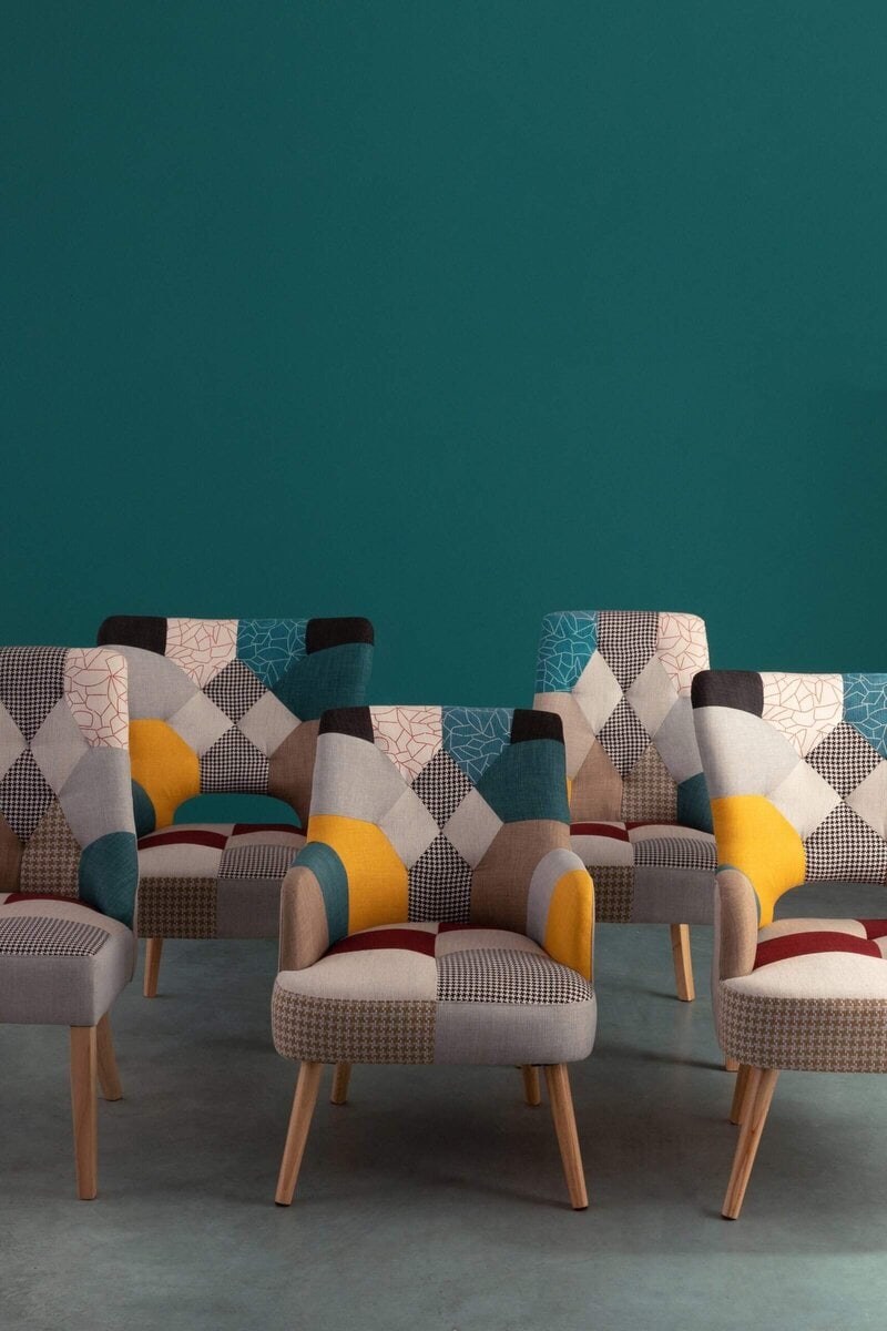 Sedia moderna con tessuti colorati e motivi geometrici, adatta ad arredi innovativi e di design.