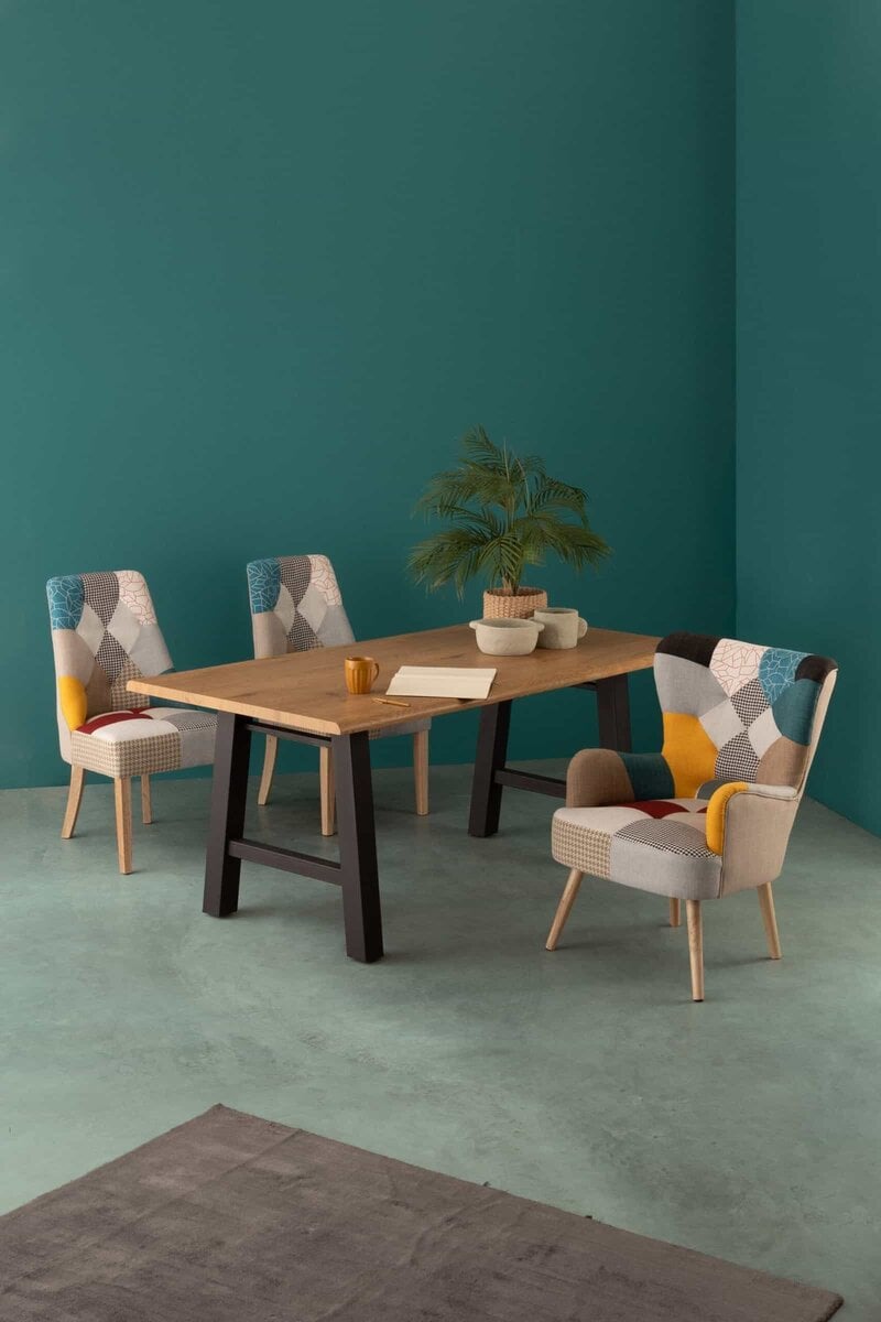 Sedia patchwork colorata per decorazioni d'interni, stile moderno e accogliente.