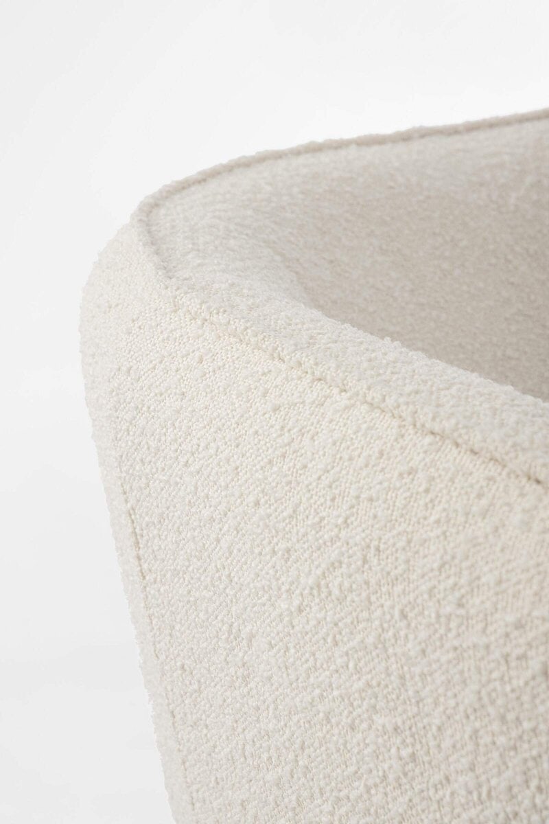 Poltrona in tessuto beige naturale, design moderno e confortevole, perfetta per ogni ambiente domestico.