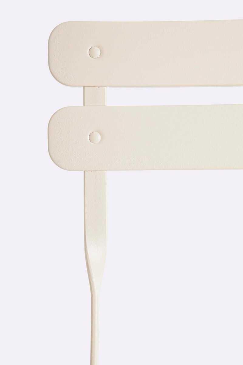 Spiedino di legno e ferro in stile minimal chic, decorazione moderna e semplice.