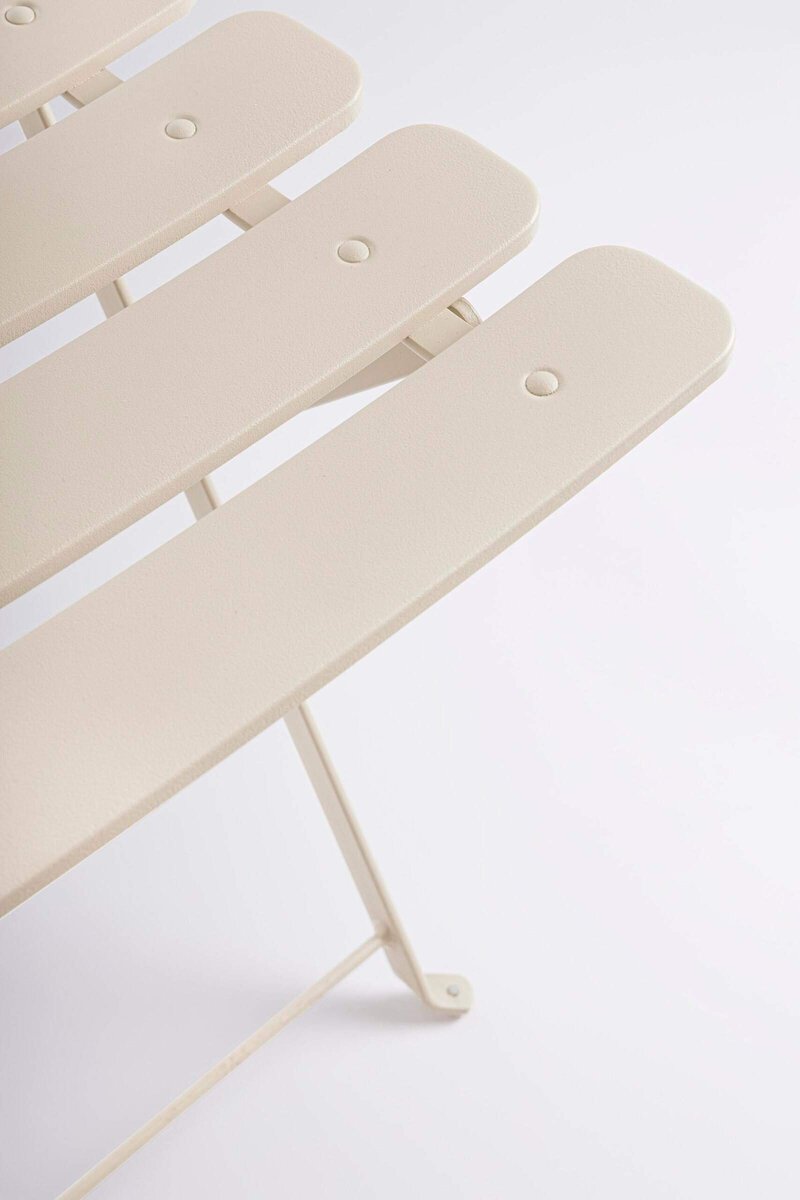 Sedia in resina crema con design minimalista e resistente, perfetta per arredi eleganti e funzionali.