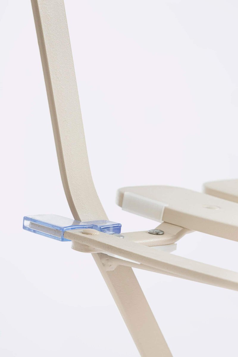Sedie da esterno in stile minimalista colore bianco, ideale per terrazze e giardini moderni.