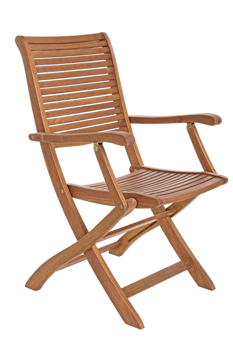 Sedia da giardino in legno con braccioli, robusta e versatile, perfetta per allestimenti outdoor.