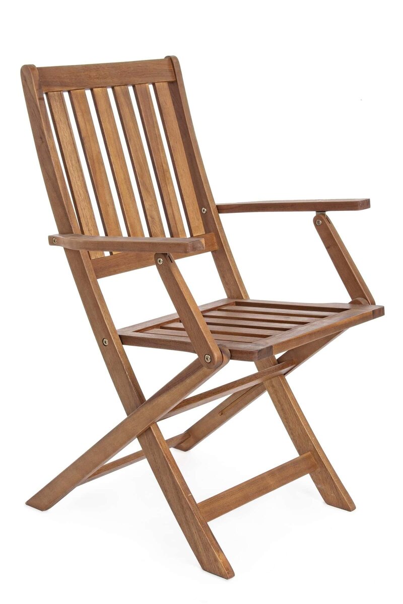 Sedia in legno naturale, pieghevole e resistente, perfetta per giardini e terrazzi.