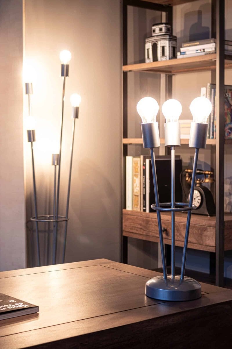 Luce a LED di design industrial per ambienti moderni e sofisticati, perfetta come lampada da tavolo o complemento decorativo.
