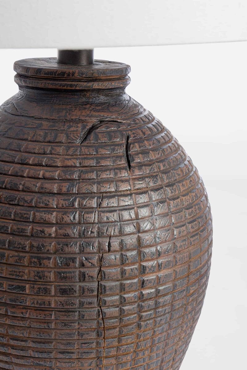 Vaso in legno con dettagli intagliati e trattamento naturale, perfetto come decorazione rustica.