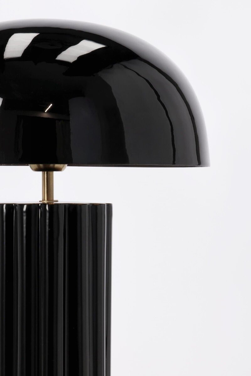 Lampada moderna in nero lucido con dettagli dorati, design elegante e stile contemporaneo.