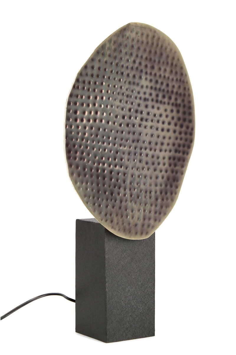 Descrizione dettagliata della lampada in ceramica con base nera, perfetta per arredo elegante e moderno.