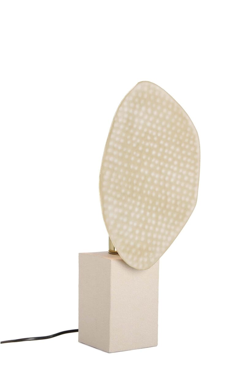 Lampada decorativa moderna con design raffinato e illuminazione elegante, ideale per ambienti chic.