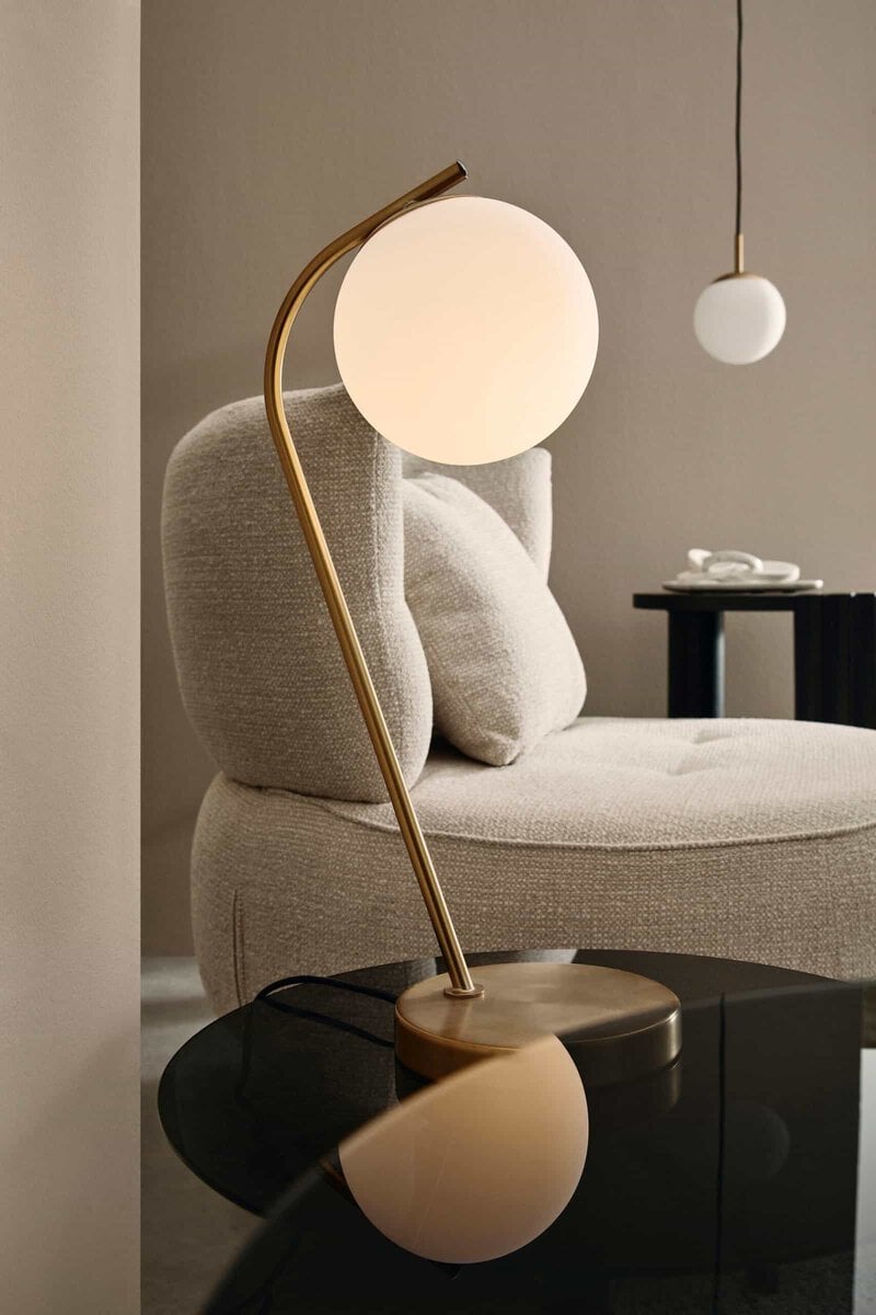 Lampada di design moderna, ideale per arredo casa e illuminazione elegante.