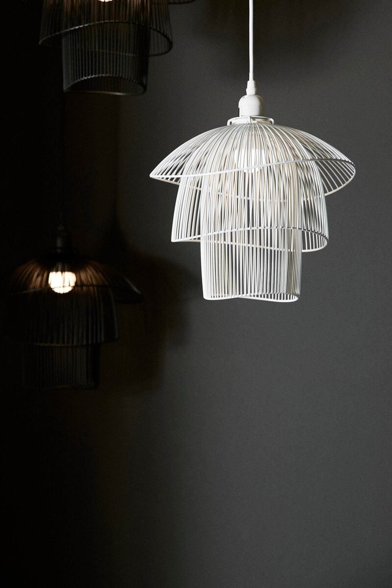 Lampada di design in ferro bianco per arredamento moderno.