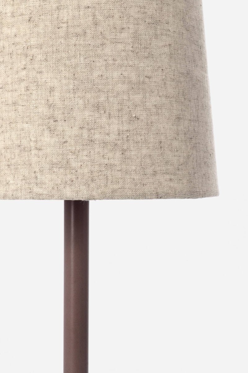 Lampada da tavolo moderna in tessuto beige con base in metallo marrone, stile elegante e minimalista.