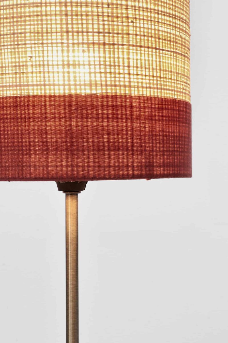 Lampada da soggiorno con paralume in tessuto caldo e neutro per arredo elegante.