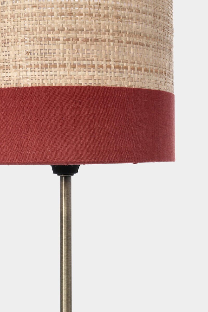 Panchetta civetta in rattan e tessuto rosso, elegante complemento d'arredo naturale.