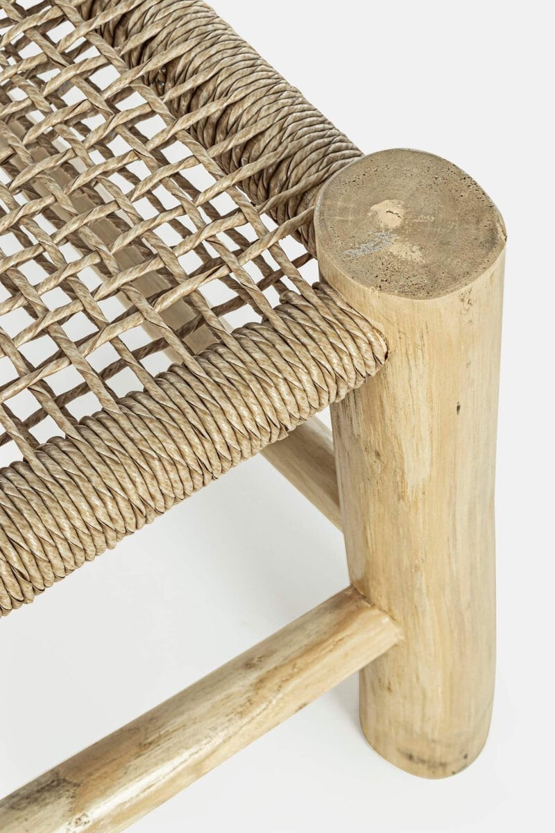 Seduta in rattan intrecciato con struttura in legno naturale robusta.