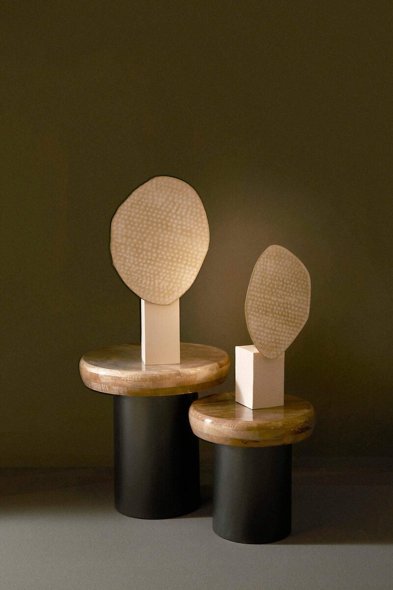 Oggetti decorativi di stile contemporaneo per interni eleganti.