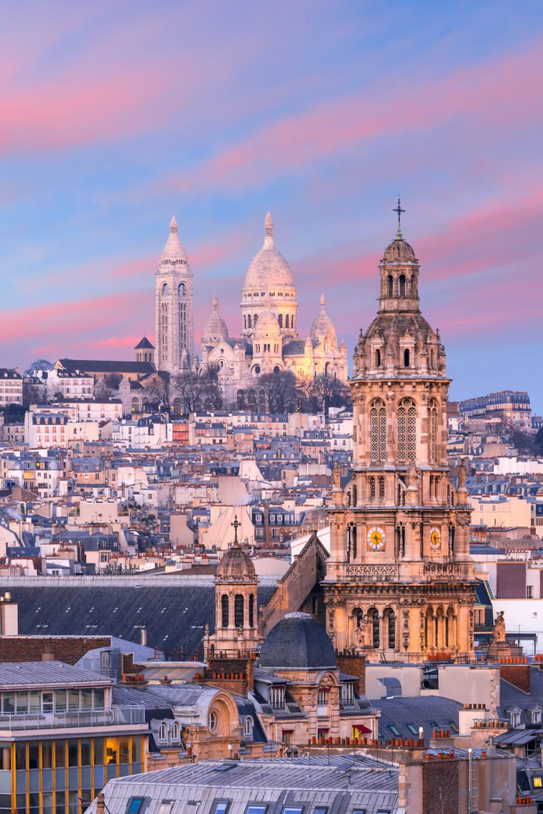 Blick auf die Basilika Sacré-Cœur in Montmartre, Paris, bei Sonnenuntergang.