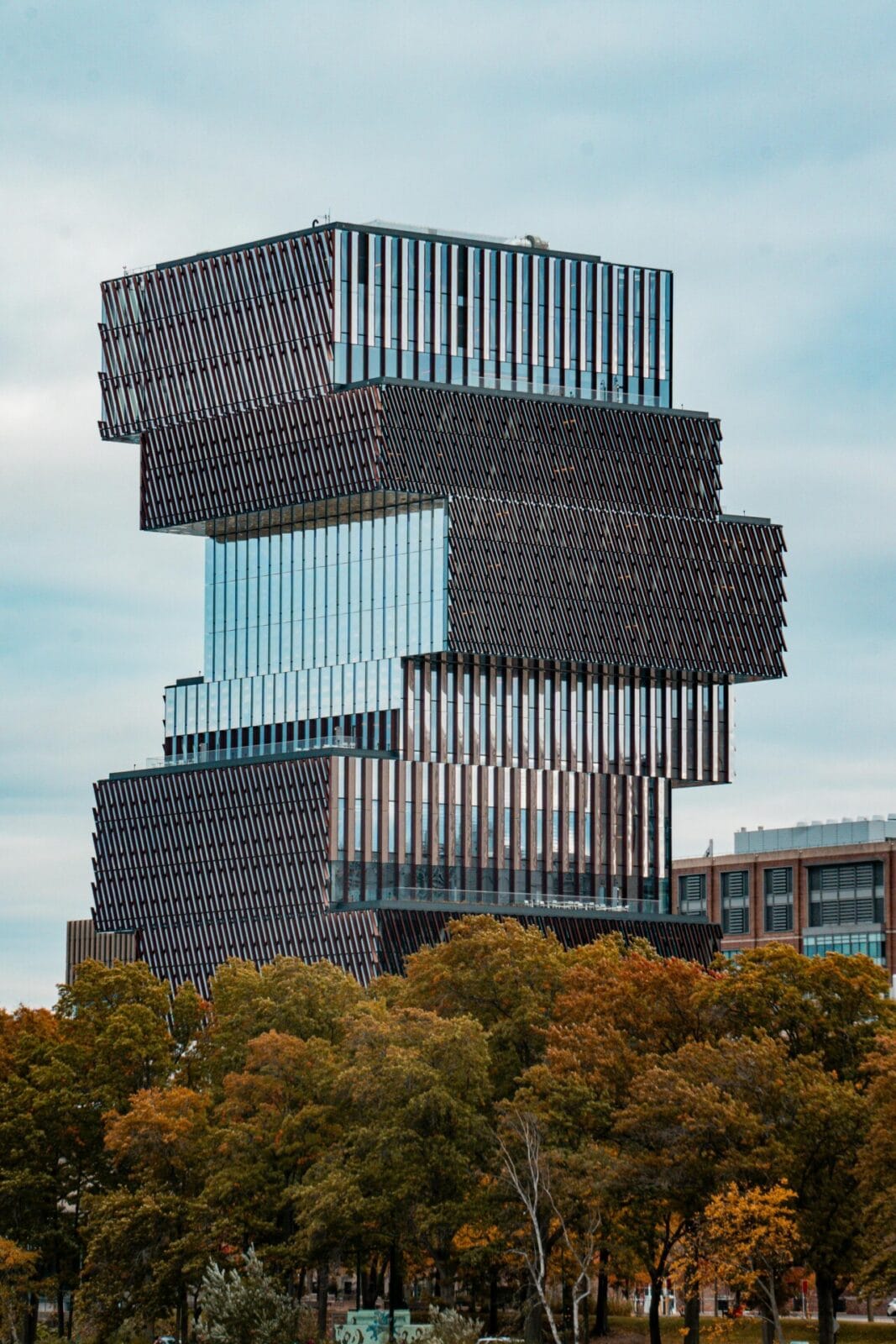 Modernes architektonisches Hochhaus mit einzigartigem gestapeltem Design und Glasfassade.