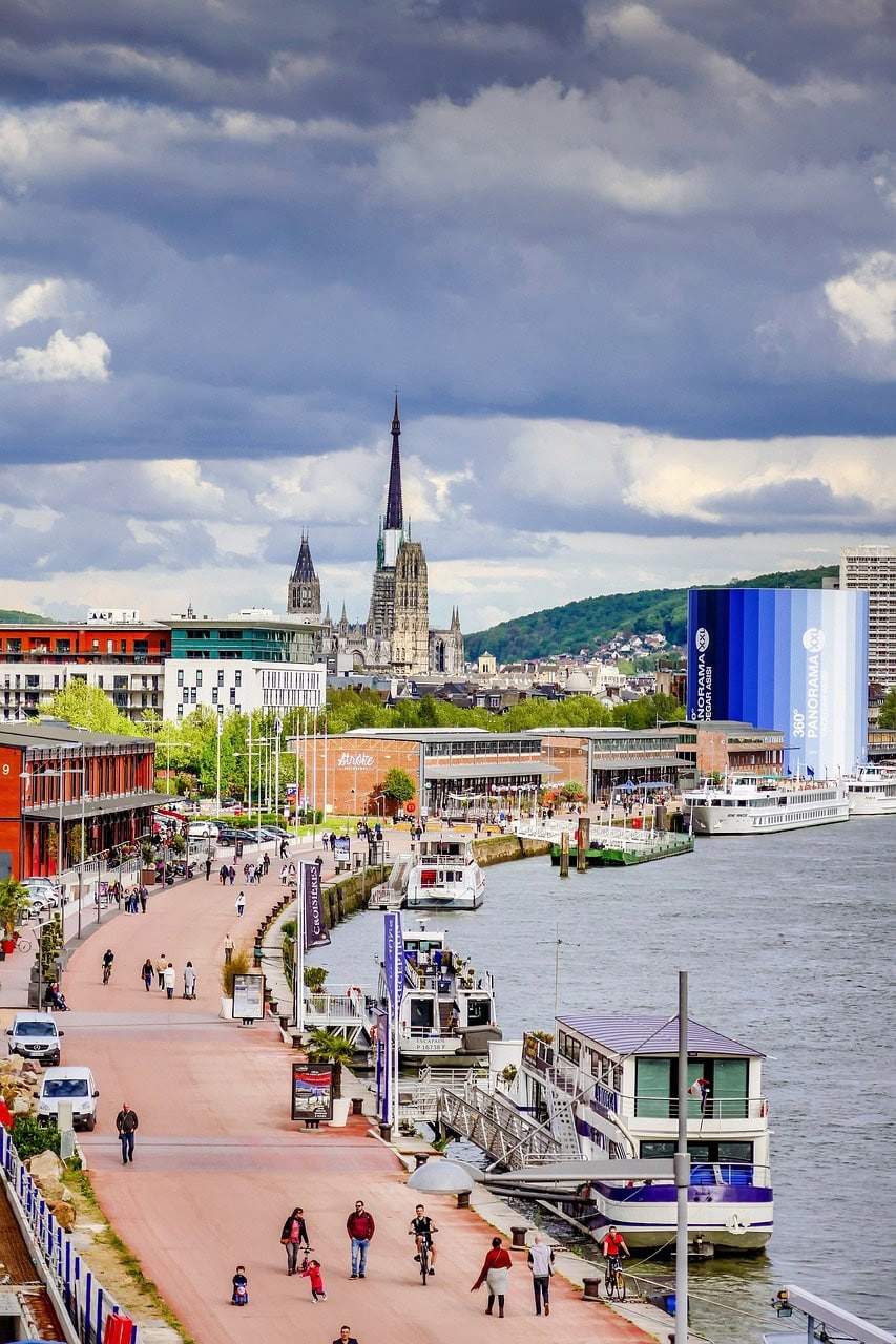 Panoramablick auf die Kathedrale von Rouen mit der modernen Uferpromenade an der Seine.