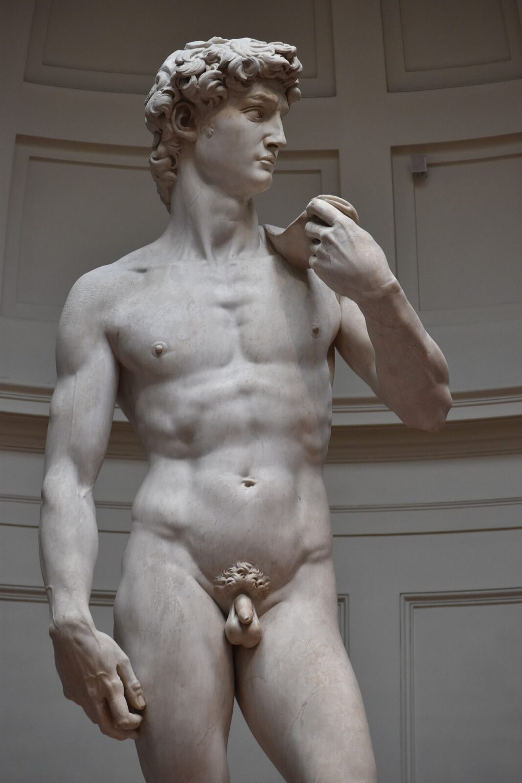Die berühmte Marmorskulptur „David“ von Michelangelo, ein Meisterwerk der Renaissance, ausgestellt in der Galleria dell'Accademia in Florenz.