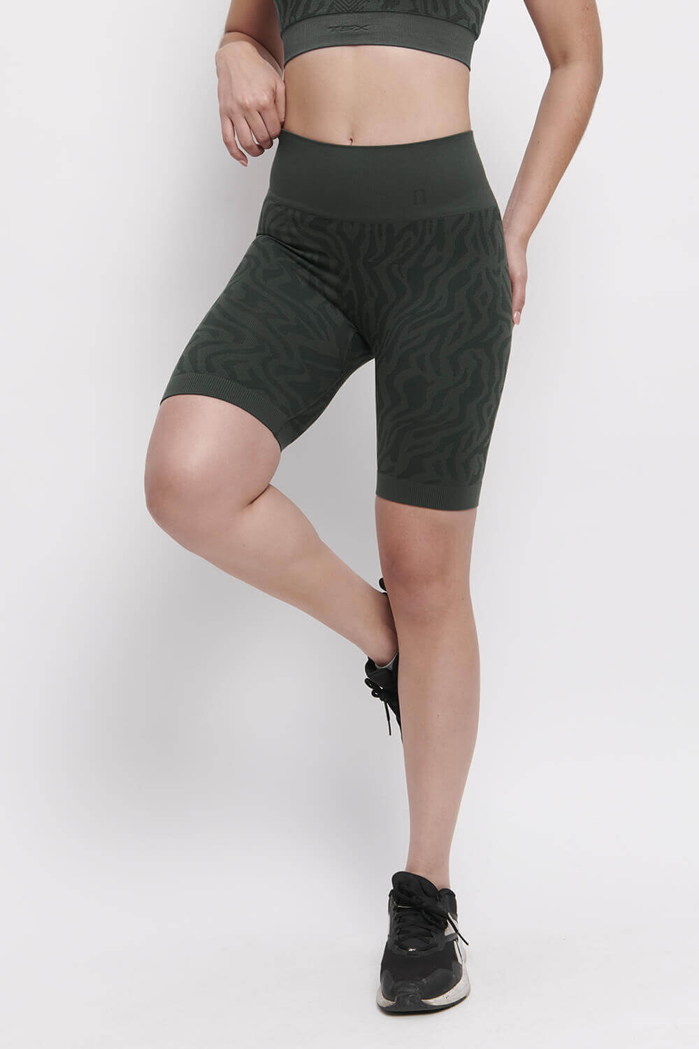 short deportivo color verde con diseño vista de frente
