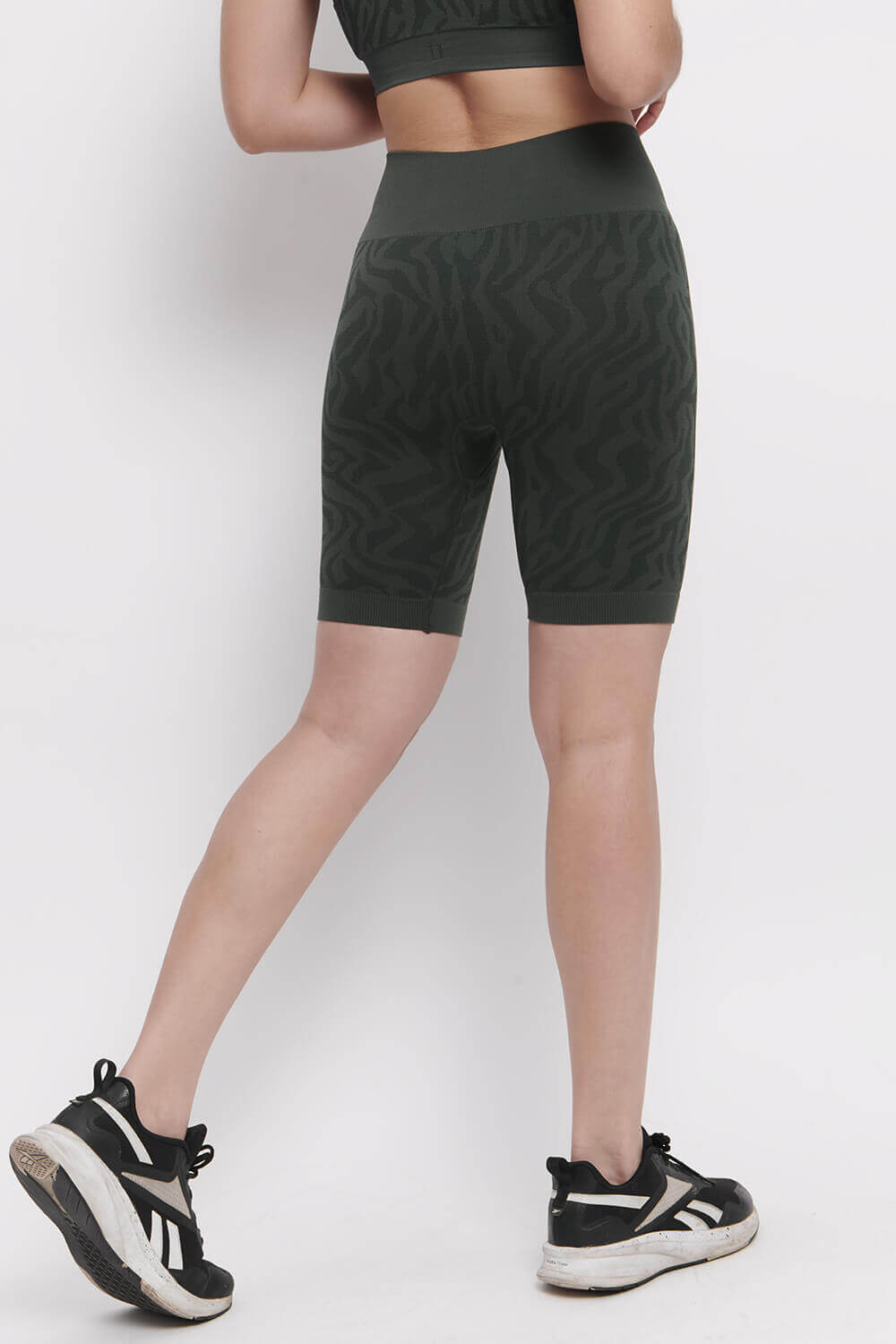short deportivo color verde con diseño vista de espaldas