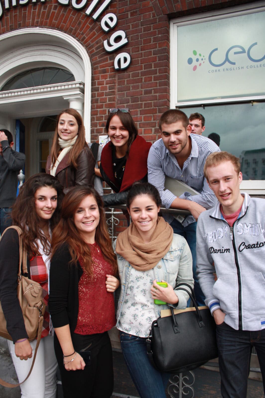 Gruppe internationaler Sprachschüler vor dem Cork English College.