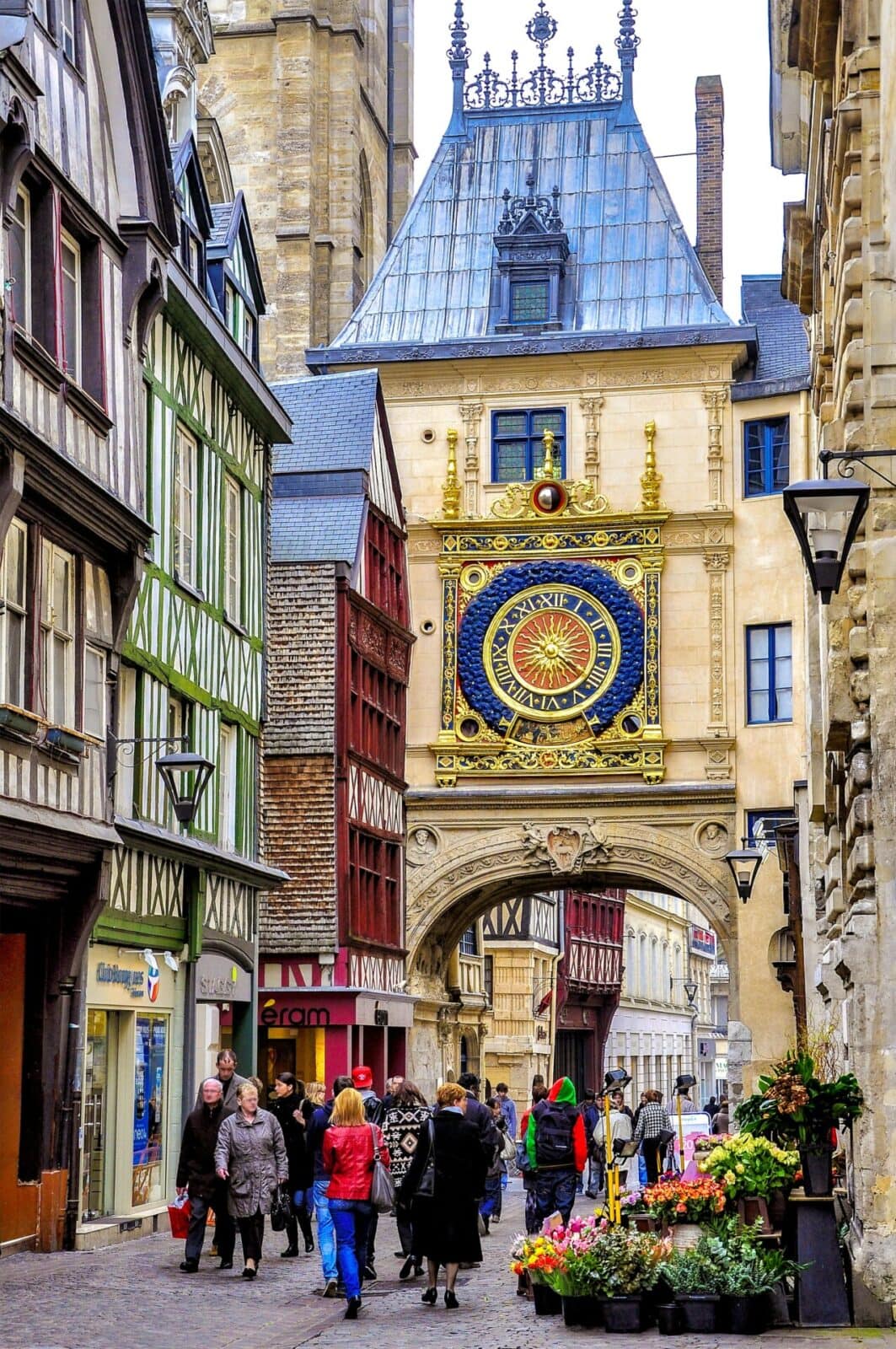 Die astronomische Uhr Gros-Horloge in Rouen, umgeben von historischen Fachwerkhäusern und lebhaften Gassen.