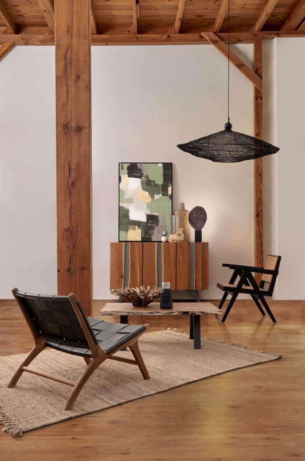 Sede di accogliente ambiente living con mobili in legno e decorazioni moderne.
