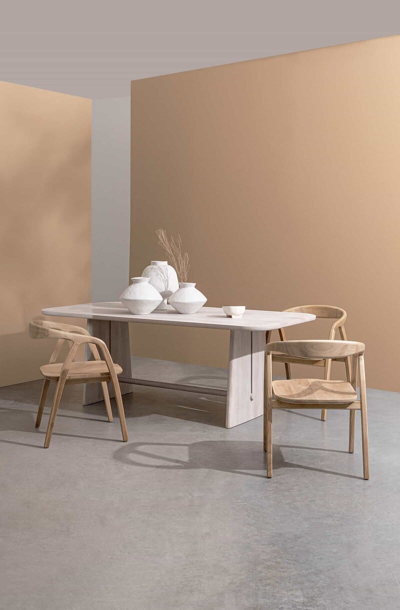 Vetroresina: tavolo in legno naturale con sedie in stile scandinavo.