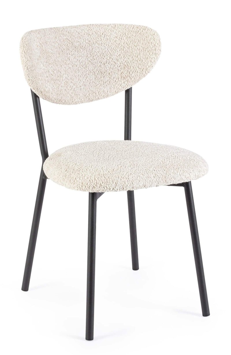 Sedia di design con rivestimento in tessuto morbido beige e struttura in metallo nero, ideale per interiores eleganti.