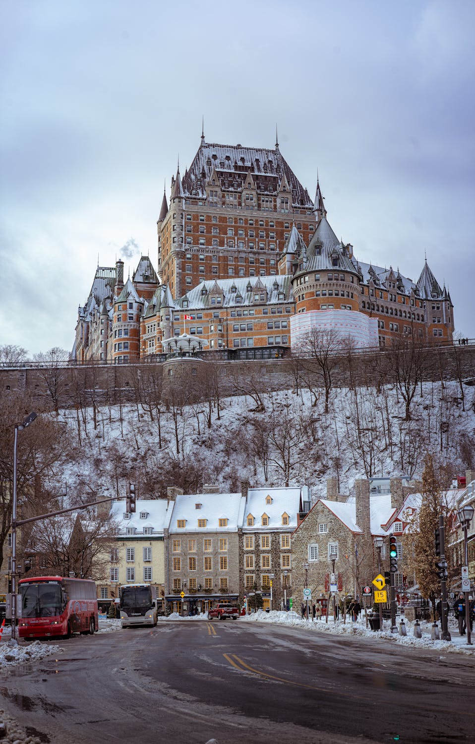 Winterliche Ansicht des Château Frontenac in Québec City mit schneebedeckten Straßen und historischen Gebäuden.