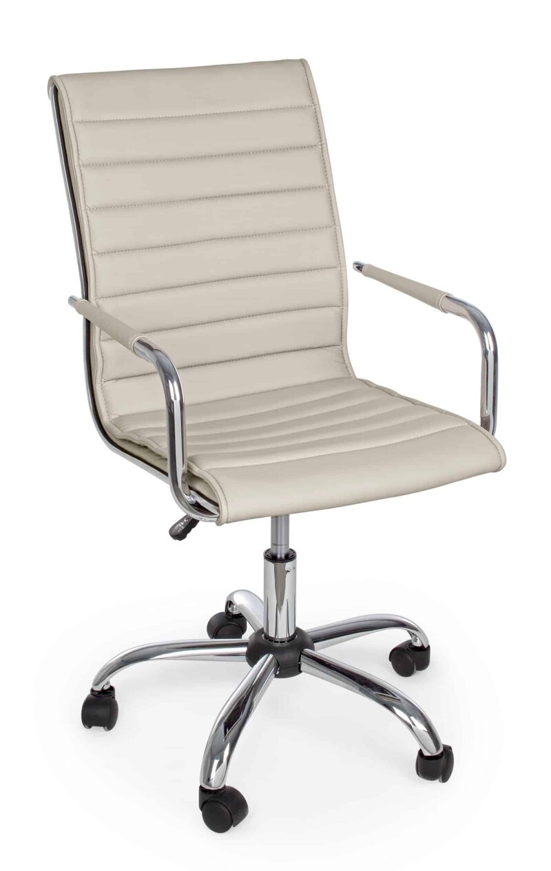Sedia da ufficio in pelle beige con rotelle e braccioli in metallo.