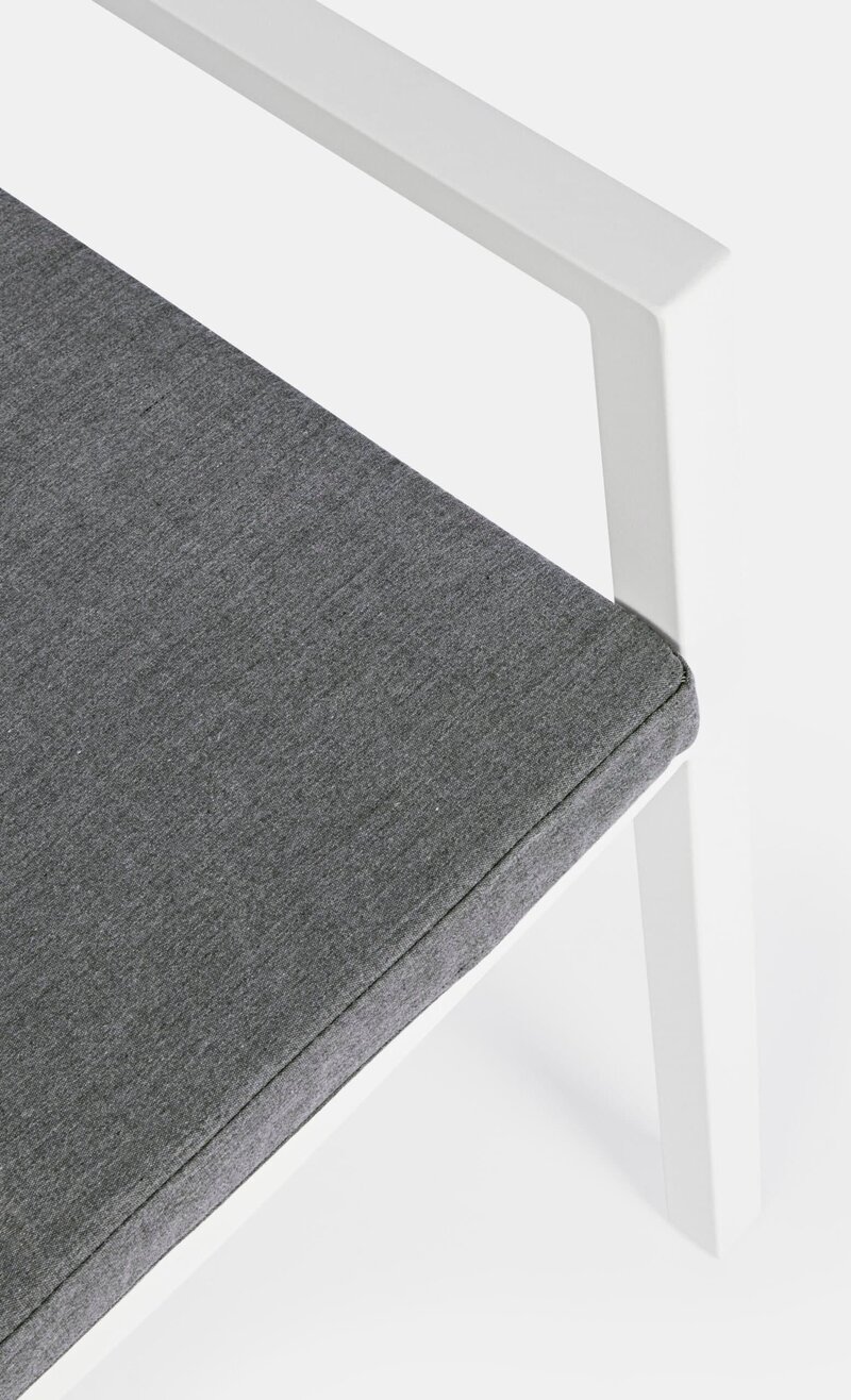Sedia elegante con seduta in tessuto grigio e struttura in legno bianco brillante.