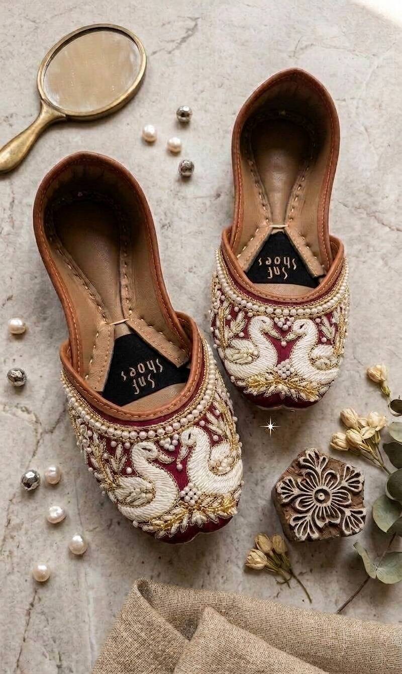 The Royal Swan Maroon Jutti