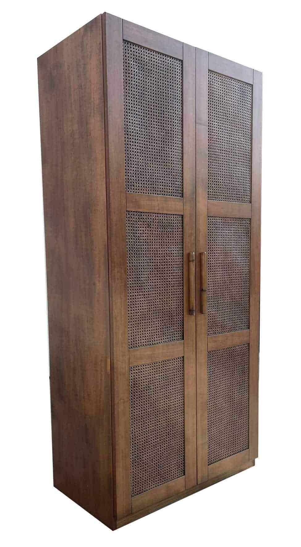 Armadio in legno con pannelli in rattan, chic e resistente per ambienti eleganti.