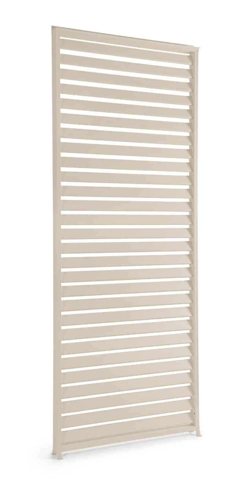 Vetrina in legno bianco con stecche slanciate, perfetta per soggiorno e ingresso. Design classico e funzionale.