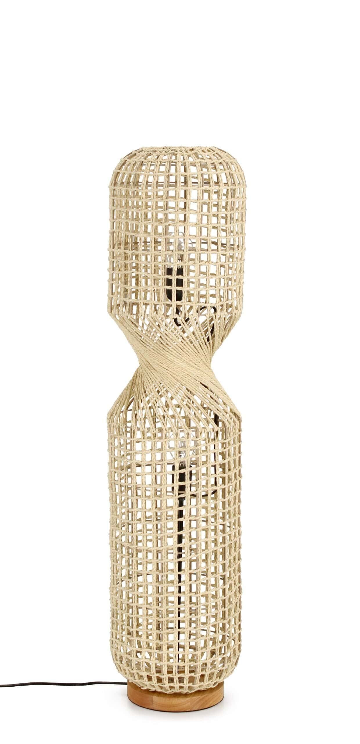 Lampada in rattan naturale, perfetta per decorazioni eleganti e ambienti accoglienti.