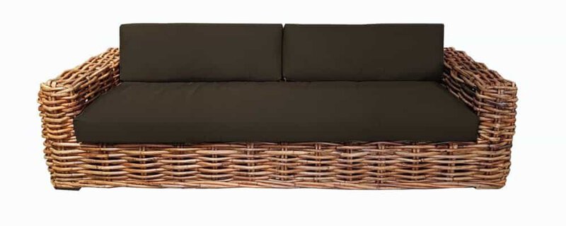 Divano in rattan con cuscini nero, arredo outdoor elegante e resistente.