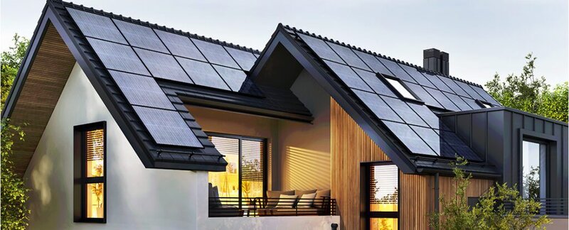 Ein modernes Haus mit großer Photovoltaikanlage auf dem Dach bereit, Sonnenenergie effizient zu nutzen. Symbolbild für: Solarpflicht in Deutschland.